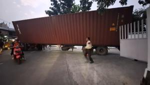 Kecelakaan-truk-kontainer-di-Cibubur.jpg
