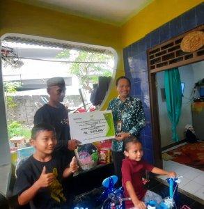 Kepala-Sentra-Terpadu-Inten-Soeweno-Romal-Sinaga-beri-bantuan-sosial.jpg