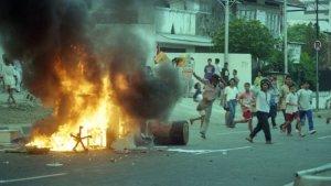 Kerusuhan-27-Juli-1996-di-Jakarta-dikenal-dengan-Kudatuli.jpg