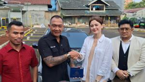 Kimberly-Ryder-menjual-mobil-ke-John-LBF-sebesar-Rp-180-juta.jpg