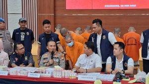 Kombes-Mustofa-gelar-konferensi-pers-komplotan-pelaku-pemalsuan-produk-kosmetik.jpg
