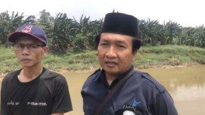 Kuasa-Hukum-Ridho-Dony-Kasdiyanto-memakai-peci-dan-paman-Ridho.jpg