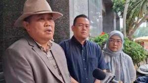Kuasa-hukum-keluarga-korban-Boyamin-Saiman-pakai-topi-Selasa-21102025.jpg