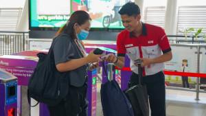 LRT-Jabodebek-peringati-hari-pelanggan-nasional-dengan-bagikan-souvenir.jpg