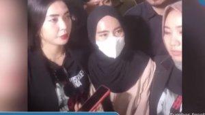 Linda-rekan-Vina-yang-kerasukan-arwah-Vina-memberi-keterangan-ke-awak-media-Ia.jpg