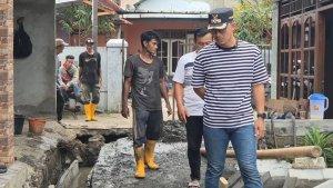 Lurah-Cilangkap-Galih-Catur-Prasatya-meninjau-perbaikan-drainase.jpg