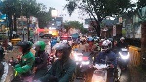 MACET-KARENA-BANJIR-Kemacetan-parah-terjadi-di-Jalan-Raya-Sawanga.jpg