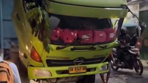 MACET-PANJANG-DEPOK-Satu-unit-dump-truck-ata.jpg