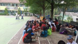 MBG-Siswa-siswi-SMK-Negeri-1-Cileungsi-sedang-menyantap-hidangan-Makan-Bergizi-Gratis-MBG.jpg