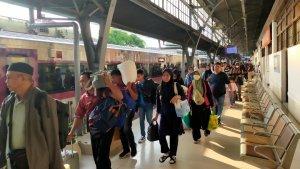 MUDIK-LEBARAN-Suasana-Stasiun-Pasarsenen-Senen-Jakarta-Pusat-pada-Rabu-942025.jpg