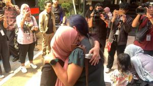 Magda-Antista-menangis-saat-menjenguk-anaknya-Delpedro-Marhaen-Rabu-1092025.jpg