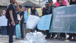 Mahasiswa-Universitas-Budi-Luhur-menggelar-aksi-menolak-penggunaan-kemasan-plastik-sekali-pakai.jpg