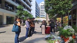 Mahasiswa-Untar-tabur-bunga-dan-berdoa-di-tempat-E-tewas-Kampus-Untar.jpg