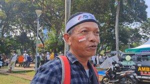 Mamat-55-penjual-aksesoris-Palestina-di-tengah-aksi-212-Monas.jpg