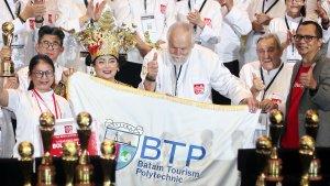 Marini-paling-kiri-yang-mewakili-Batam-Tourism-Polytechnic-meraih-medali-emas.jpg