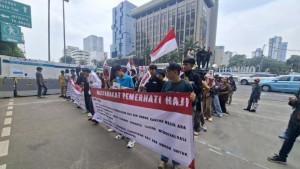 Massa-yang-tergabung-dalam-Aliansi-Masyarakat-Pemerhati-Haji-menggelar-aksi-Selasa-3092025.jpg