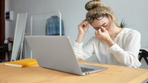 Mata-lelah-saat-melihat-laptop.jpg