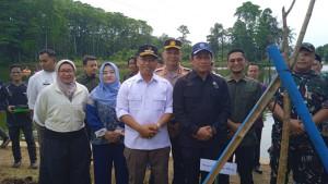 Menteri-LH-Hanif-Faisol-Nurofiq-didampingi-Wali-Kota-Depok-Supian-Suri.jpg
