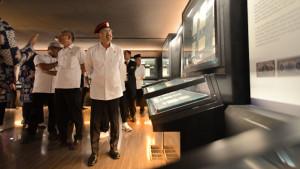 Menteri-Sosial-Saifullah-Yusuf-berkeliling-di-Museum-Bank-Indonesia.jpg