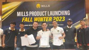Mills-menciptakan-sepatu-bola-khusus-yang-akan-digunakan-Marc-Klok.jpg