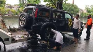 Mobil-Ford-tercebur-ke-kali-sekretaris.jpg