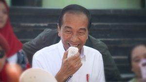 Momen-Jokowi-Pamit-dan-Mohon-Maaf-kepada-Warga-Surabaya-di-Pasar-Soponyono.jpg