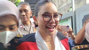 NIKMIR-JUAL-JAMU-Presenter-dan-pem.jpg