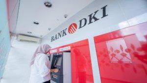 Nasabah-lakukan-transaksi-di-ATM-Bank-DKI.jpg