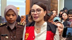 Nikita-Mirzani-menangis-di-dalam-ruang-sidang-saat-membacakan-nota-eksepsi.jpg