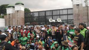 OJOL-DEMO-SENANG-Puluhan-pengemudi-ojek.jpg