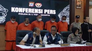 PEMBOBOL-JUDI-ONLINE-Sebuah-komplotan-pembobol-judi-online.jpg