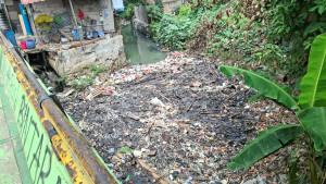 PENCEMARAN-LINGKUNGAN-Kondisi-Kali-Baru-di-kawasan-Jalan-Kali-Baru-Timur-Medan-Satria.jpg