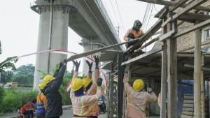 PENERTIBAN-BANGUNAN-Petugas-dari-KCIC-menertibkan-26-bangunan-liar-di-Bandung.jpg