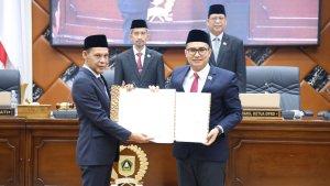 PERDA-RETRIBUSI-Wakil-Bupati-Bogor-Jaro-Ade-dan-Ketua-DPRD-Kabupaten-Bogor-Sastra-Winara.jpg
