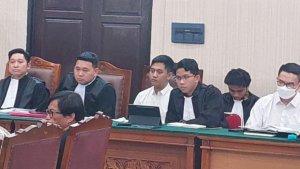 PERINTAH-BUDI-ARIE-Terdakwa-Adhi-Kismanto-kemeja-putih-t.jpg