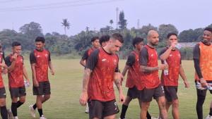 PILAR-PERSIJA-CEDERA-Striker-Persija-Jakarta-Gustavo-Almeida-bers.jpg