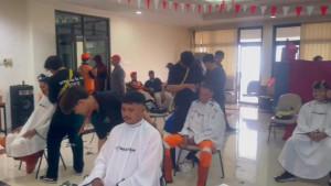 POTONG-RAMBUT-GRATIS-Sejumlah-petugas-PPSU-Kelurahan-Pejaten-Timur-potong-rambut-gratis.jpg
