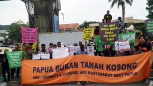 Papua-yang.jpgyang-tergabung.jpgdalam-Solidaritas.jpgmelakukan-aksi.jpgrasa-menyatakan.jpg