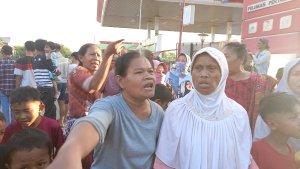 Para-istri-dari-puluhan-nelayan-melakukan-aksi-penutupan-SPBU-di-Marunda.jpg