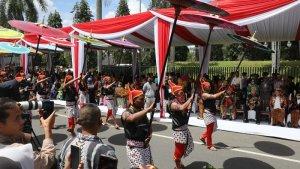 Pawai-Karnaval-Budaya-dalam-Festival-Adat-Budaya-Nusantara-II-berlangsung-meriah.jpg