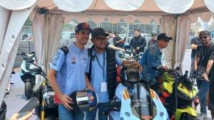 Pebalap-MotoGP-Alex-Marquez-foto-bersama-Gilang-Widjaya-Pranama.jpg