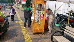 Pedagang-kaki-lima-PKL-yang-mangkal-di-trotoar-di-Jalan-Tanjung-Duren-Raya-ditertibkan.jpg