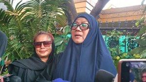 Pedangdut-Hetty-Sunjaya-mendatangi-rumah-duka-Hamdan-ATT-Selasa-172025.jpg
