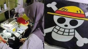 Pegawai-konvensi-di-Karanganyar-sedang-merapikan-pesanan-bendera-One-Piece.jpg