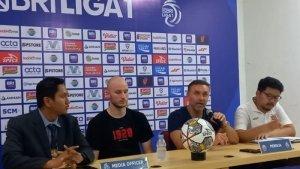 Pelatih-Persija-Jakarta-Thomas-Doll-saat-jumpa-pers-usai-laga-kontra-Arema-FC.jpg