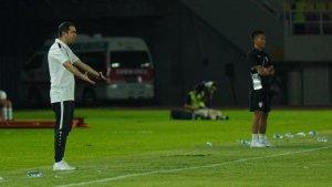 Pelatih-Turkmenistan-U23-Ahmet-Agamyradov-saat-beri-instruksi-ke-pemainnya.jpg