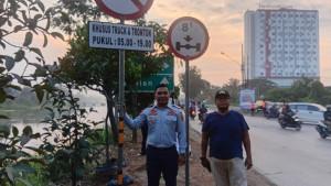 Pembatasan-truk-di-Karawang-Jawa-Barat.jpg