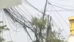 Penampakkan-kabel-utilitas-semrawut-terlihat-di-sepanjang-wilayah-Kapuk-Cengkareng.jpg