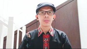Pengamat-politik-dari-Universitas-Al-Azhar-Ujang-Komarudin-pakai-topi.jpg