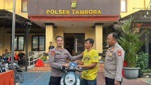 Pengembalian-motor-Bayu-oleh-Iptu-Sudrajat-Djumantara.jpg